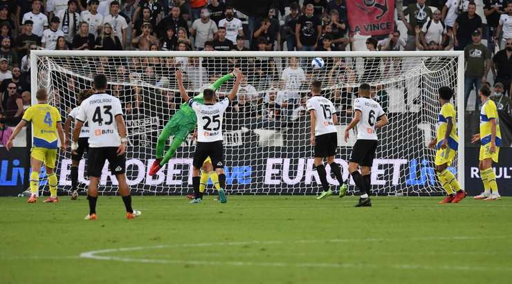 Emmanuel Quartsin Gyasi (Spezia) kết thúc nỗ lực đi bóng đẹp mắt của mình với một cú sút xuất sắc từ trong vòng cấm. Bóng đi vào góc cao bên phải khung thành và Wojciech Szczesny chỉ có thể vào lưới nhặt bóng. Tỉ số là 1:1.