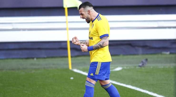 Alvaro Negredo (Cadiz) nhận một đường chuyền đẹp mắt từ đồng đội và tung cú sút chìm vào góc thấp bên trái khung thành. Một bàn thắng tuyệt vời!