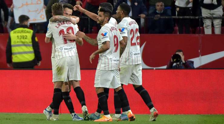 Vào! Ivan Rakitic đón đường chuyền và đánh đầu kiến tạo cho Rafa Mir (Sevilla), người đã khống chế bóng và dứt điểm gọn gàng vào lưới. 3:2.