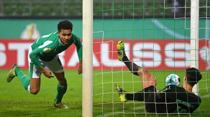 Nó đã đi vào lưới! Joshua Sargent là người cung cấp khi anh ấy chuyền bóng đến Felix Agu (Werder Bremen) người dễ dàng đánh đầu lái bóng từ cự li gần. Tỉ số à 2:0.