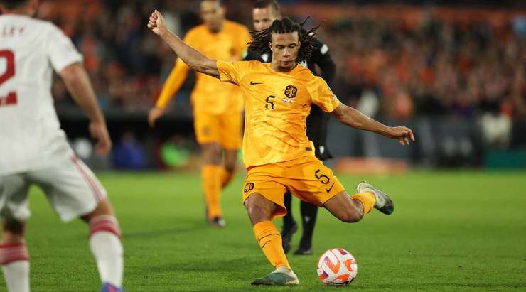 Bóng đã đi vào lưới! Nathan Ake (Hà Lan) thử vận may của mình từ rìa vòng cấm và thần may mắn đã mỉm cười khi cú sút của anh đi trúng một cầu thủ khác và đổi hướng, khiến thủ môn Dayle Coleing không kịp trở tay. Tỉ số đã được nâng lên 3:0.