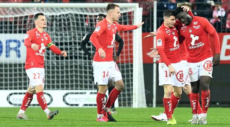 Một pha dứt điểm xuất sắc! Alexandre Mendy (Brest) đón một quả tạt hoàn hảo tới từng centimét trong vòng cấm và tung một cú sút chìm vào góc thấp bên phải khung thành. Chúng tôi thật sự không đủ ca từ để tôn vinh bàn thắng vừa rồi!