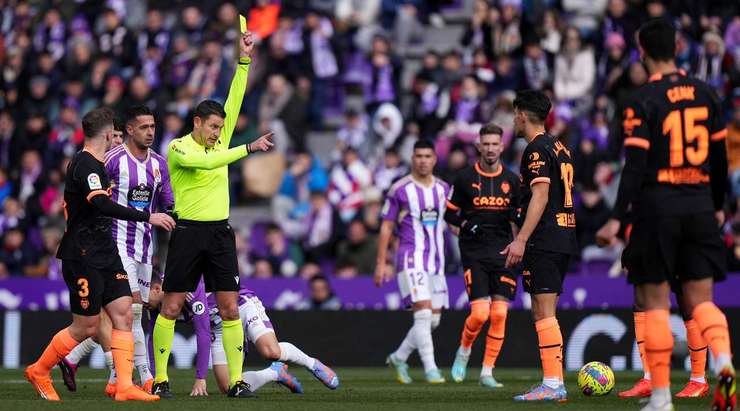 Andre Almeida (Valencia) bị phạt thẻ sau khi làm ngã đối phương. Trọng tài Jorge Figueroa Vazquez đã có một quyết định dễ dàng.