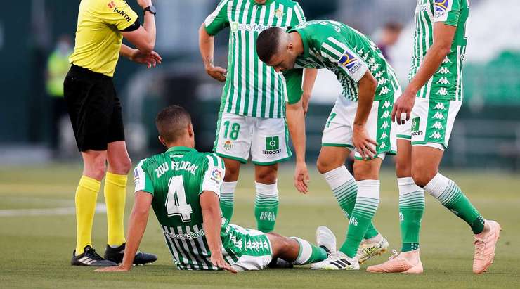 Trận đấu đang bị gián đoạn, Zouhair Feddal (Betis) bị choáng sau cú va chạm và các nhân viên y tế phải vào sân.