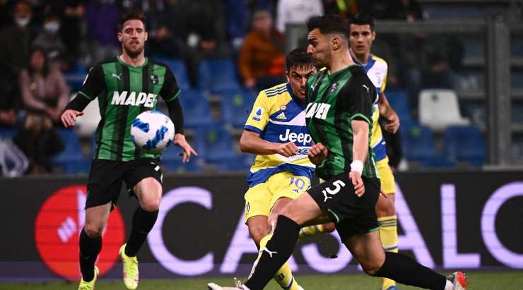 Paulo Dybala (Juventus) đón đường chuyền từ đồng đội và ở vào một vị trí tuyệt vời trong vòng cấm trước khi tung cú sút xuất sắc vào nóc lưới.