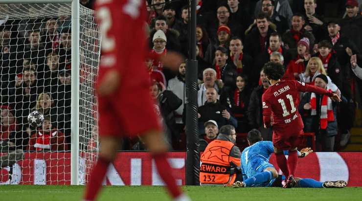 Vào! Mohamed Salah (Liverpool) cướp được bóng sau sai lầm tồi tệ của thủ môn Thibaut Courtois và bàn thắng đã được ghi. Tỉ số là 2:0.