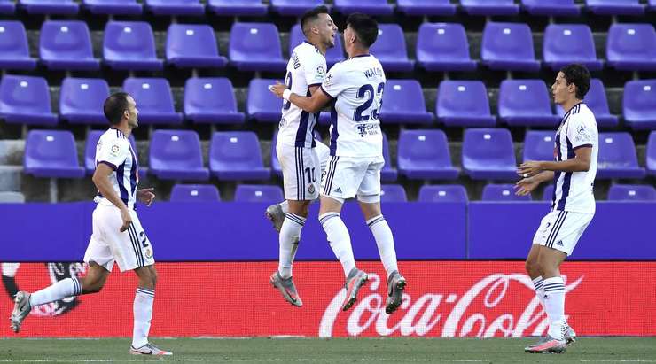 Vào! Oscar Plano (Valladolid) đã có mặt đúng lúc đúng chỗ để lấy bóng bật ra trong vòng cấm, và anh ấy sút bóng đi chìm vào phía trong cột dọc bên phải. Tỉ số là 2:0.