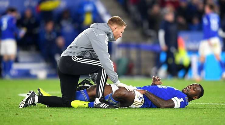 Wes Morgan (Leicester) đang nằm sân vì chấn thương và trọng tài đã cho dừng trận đấu để đội ngũ y tế có thể có thể vào sân.