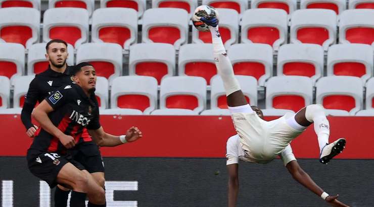 Vào! Kiki Kouyate (Metz) tung một cú sút một chạm trong vòng cấm và đánh bại thủ môn đối phương. Bóng đi vào góc thấp bên phải khung thành. 0:1.