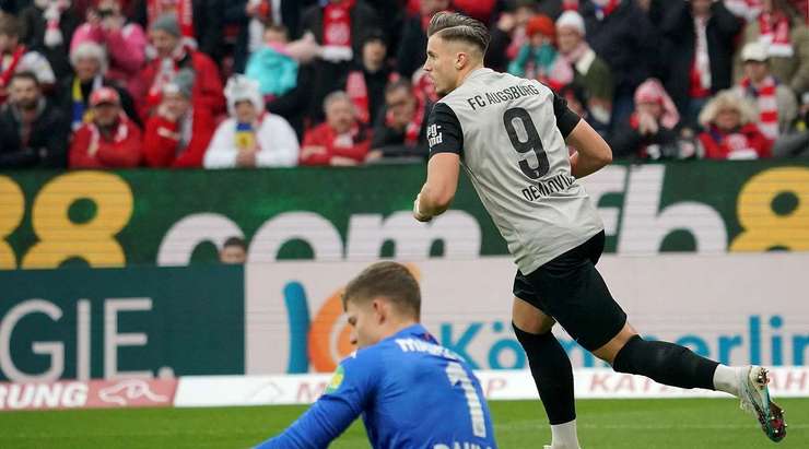 Vào! Ermedin Demirovic (Augsburg) tinh quái dừng lại một nhịp trước khi sút, chờ cho thủ môn Finn Dahmen đổ người trước khi bình tĩnh đưa bóng vào góc thấp bên trái.