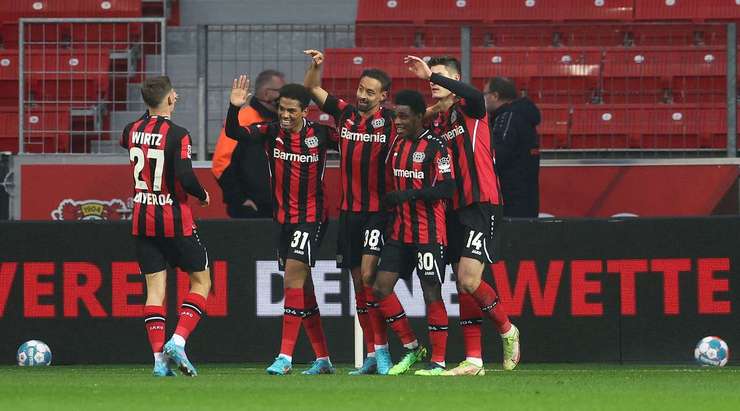 Karim Bellarabi (Bayer Leverkusen) có rất nhiều khoảng trống sau khi đón một đường chuyền chính xác trong vòng cấm. Anh không do dự tung một cú sút tuyệt vời, đưa bóng đi chìm vào chính giữa khung thành.