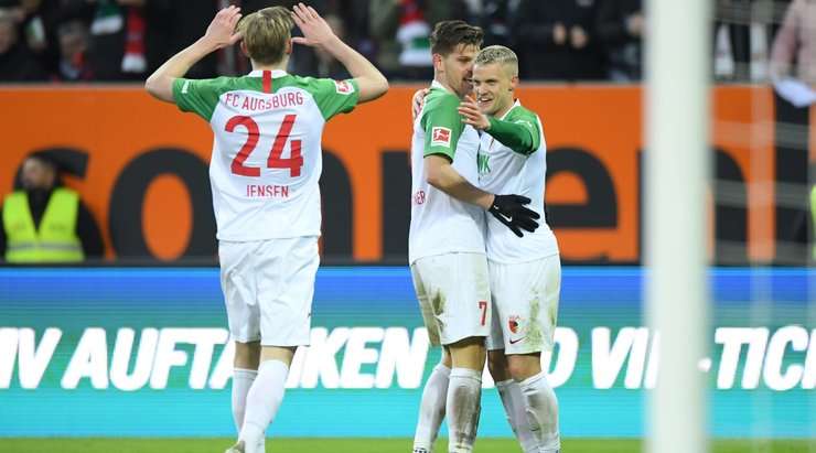 Florian Niederlechner (Augsburg) nhận một đường chuyền sát thủ, đặt anh vào thế đối mặt với thủ môn và anh đã bình tĩnh đưa bóng vào lưới.