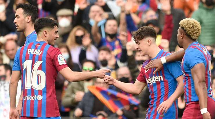 Vào! Adama Traore căng ngang đầy hứa hẹn vào đám đông cầu thủ trong vòng cấm. Chỉ có Gavi (Barcelona) là người bật nhảy cao nhất để đánh đầu từ cự ly gần đưa bóng vào sát mé trong cột dọc bên trái khung thành. Tỉ số là 2:1.