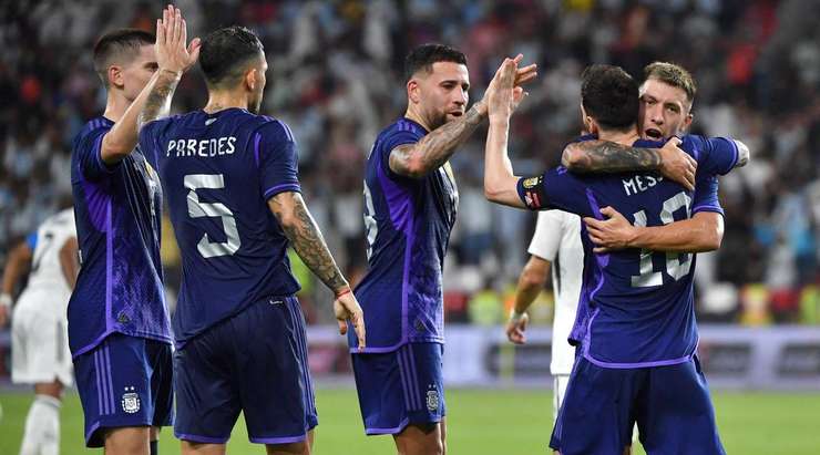 Vào! Angel Di Maria thể hiện nhãn quan chiến thuật tuyệt vời bằng một đường chuyền tinh quái bên trong vòng cấm. Lionel Messi (Argentina) cũng đã hoàn thành tốt phần việc của mình với cú sút một chạm, ghim bóng vào góc cao bên trái khung thành. 0:4.