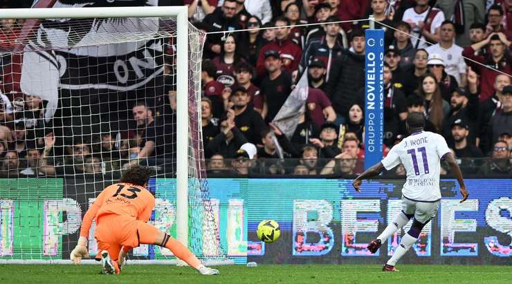 Jonathan Ikone (Fiorentina) nhận một đường chuyền thú vị bên trong vòng cấm và anh tung một cú sút chìm chuẩn xác vào góc thấp bên phải khung thành. Một pha dứt điểm rất hiểm!