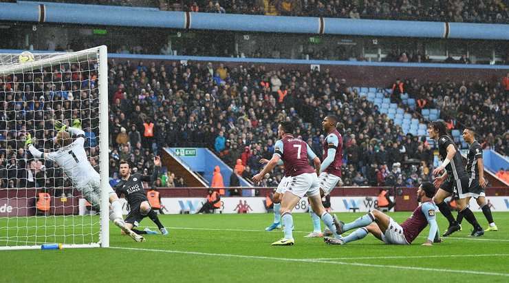 Anwar El-Ghazi (Aston Villa) nhận một đường chuyền sắc sảo bên trong vòng cấm và dứt điểm. Cú sút của anh đã đánh bại được thủ môn đối phương, nhưng bóng lại tìm đến đúng vào xà ngang và dội ra xa.