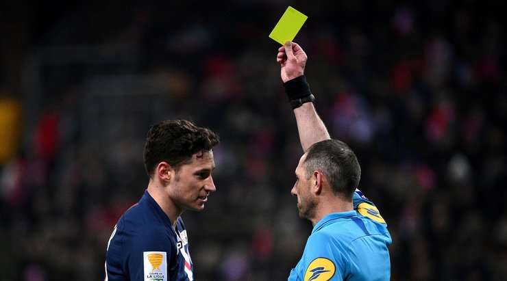 Một chiếc thẻ vàng xứng đáng. Cú tắc bóng của Julian Draxler (Paris SG) là khá thô bạo và trọng tài Mikael Lesage đã không do dự rút ra một chiếc thẻ vàng cho anh ấy.