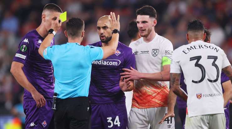 Rolando Mandragora (Fiorentina) có vẻ như vừa chỉ trích các quyết định của trọng tài và anh ngay lập tức phải nhận một chiếc thẻ vàng.