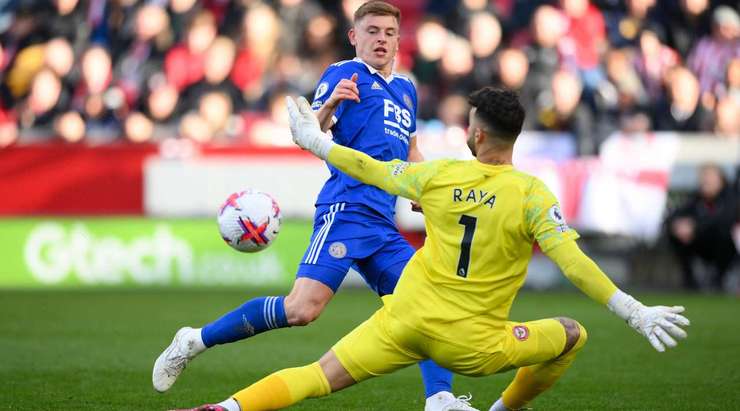VÀO! 1:1! James Maddison chuyền bóng thành công cho Harvey Barnes (Leicester) ngay trong vòng cấm. Cầu thủ này nhận ra thủ môn David Raya đang đứng ở khá xa khung thành và bấm bóng vào lưới. Một pha lốp bóng rất tinh quái.