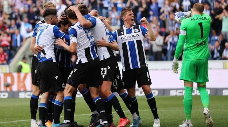 Bóng tìm đến Janni Serra (Arminia Bielefeld) sau một tình huống lộn xộn trước khung thành. Anh ấy tận dụng khoảng trống có được để dễ dàng đưa bóng vào lưới với thân mình và thay đổi tỉ số thành 1:0.