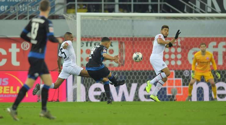 Abdelhamid Sabiri (Paderborn) ghi một bàn thắng phi thường! Anh ấy nhận đường chuyền từ đồng đội, tự tạo khoảng trống cho mình và tung một cú sút xa trái phá đánh bại thủ môn, đưa bóng vào sát bên dưới xà ngang.