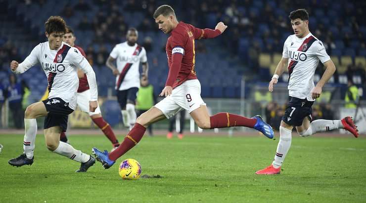 Một cú ra chân rất nhanh của Edin Dzeko (AS Roma) từ rìa vòng cấm đưa bóng đi khá căng về phía góc thấp bên phải khung thành, nhưng Lukasz Skorupski đã có một pha cản phá tốt để từ chối nỗ lực của anh.