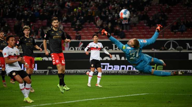 Hiroki Ito (VfB Stuttgart) có một pha dứt điểm tuyệt vời. Anh ấy tung cú sút một chạm xuất sắc từ rìa vòng cấm, bóng đi vào góc phải khung thành, đập cột dọc vào lưới. Một bàn thắng tuyệt đẹp!