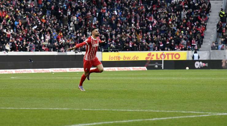 Là một chân sút phạt giàu kinh nghiệm, Vincenzo Grifo (Freiburg) thực hiện quả đá phạt ở một vị trí rất thuận lợi và một lần nữa anh đã thể hiện khả năng của mình. Cú sút thẳng của anh đưa bóng về phía góc phải, bóng đập cột dọc trước khi vào lưới.