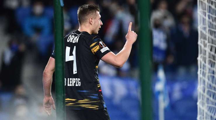 Vào! Willi Orban (RB Leipzig) đã có mặt đúng lúc đúng chỗ để chộp lấy bóng bật ra trong vòng cấm, và anh ấy sút bóng thành bàn. Tỉ số là 0:1.