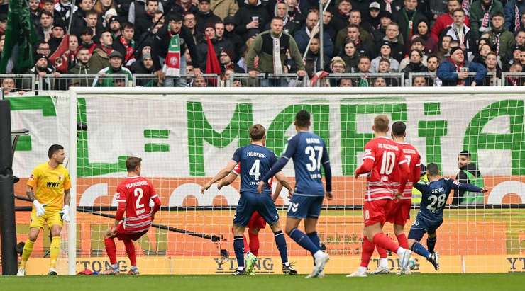 Vào! Julian Chabot chuyền bóng đến chân của Ellyes Skhiri (Köln), người đứng trước mành lưới trống và không gặp khó khăn đệm bóng vào khung thành. 0:1.