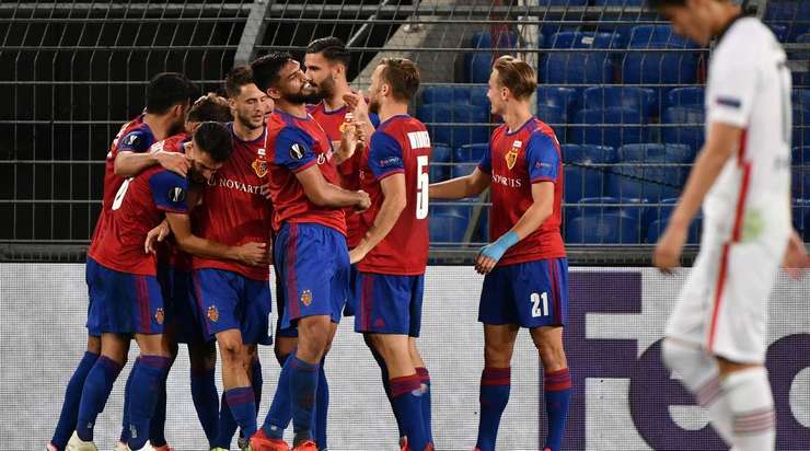 Fabian Frei (Basel) phô diễn kĩ thuật tuyệt vời của mình bên trong vòng cấm với một bàn thắng không thể tin nổi, thủ môn đã hoàn toàn bất lực trong tình huống vừa rồi.