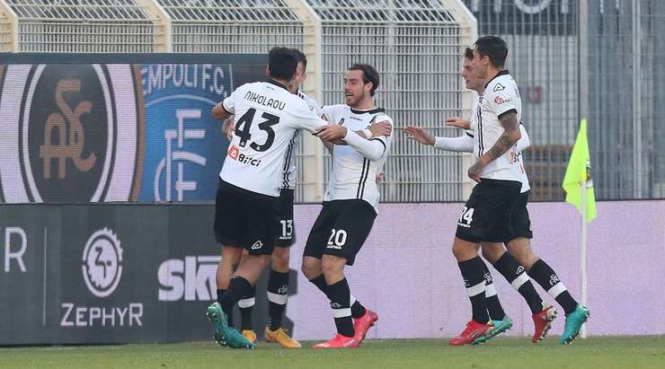 Riccardo Marchizza (Empoli) ghi một bàn phản lưới xui xẻo sau khi anh vô tình làm đổi hướng một cú sút.