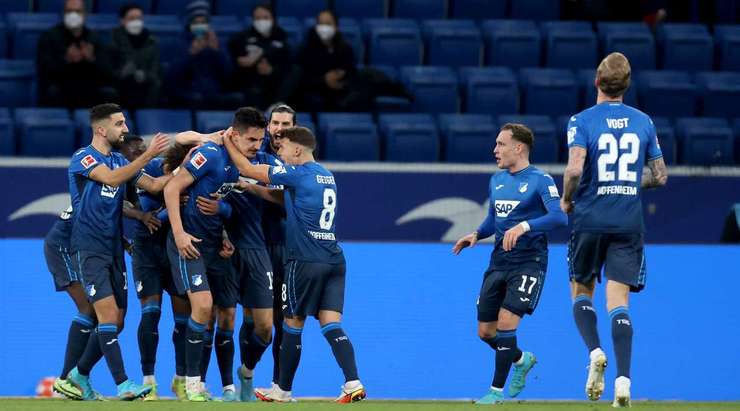 Benjamin Hubner (Hoffenheim) bật cao đón quả tạt trong vòng 5m50 và cú đánh đầu tốt của anh ấy đập xà ngang vào lưới.