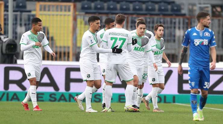 Vào! Giacomo Raspadori (Sassuolo) len lỏi qua các cầu thủ đối phương trước khi tung một cú sút tuyệt diệu từ rìa vòng cấm vào góc thấp bên phải mành lưới. Thủ môn Guglielmo Vicario đã không có cơ hội nào để chạm vào quả bóng. Tỉ số là 1:2.