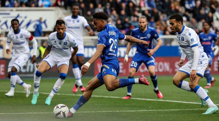 Wilson Odobert (Troyes) phung phí một cơ hội lớn! Anh ấy kiểm soát bóng sau một đường chuyền ở sát mặt đất và dứt điểm về phía khung thành từ một cự ly thuận lợi. Tuy vậy cú sút rất thiếu chính xác và bóng đã đi thẳng lên khán đài.