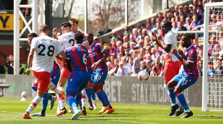Vào! Tomas Soucek (West Ham) đã có mặt đúng lúc đúng chỗ để lấy bóng bật ra trong vòng cấm, và anh ấy sút bóng vào nóc lưới. Tỉ số là 0:1.
