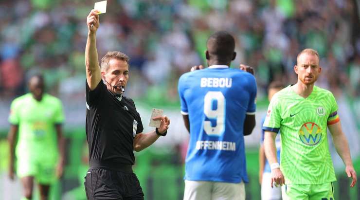 Ihlas Bebou (Hoffenheim) bị phạt thẻ vàng với một pha phạm lỗi không bóng.