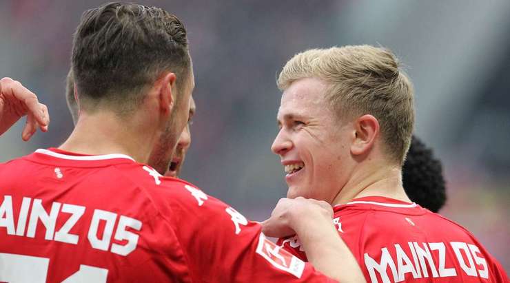 Vàoo! Jonathan Burkardt (Mainz) ghi bàn với một cú sút trong vòng cấm sau khi đón một đường chuyền bằng đầu từ Dominik Kohr. Anh ấy thay đổi tỉ số thành 1:0.