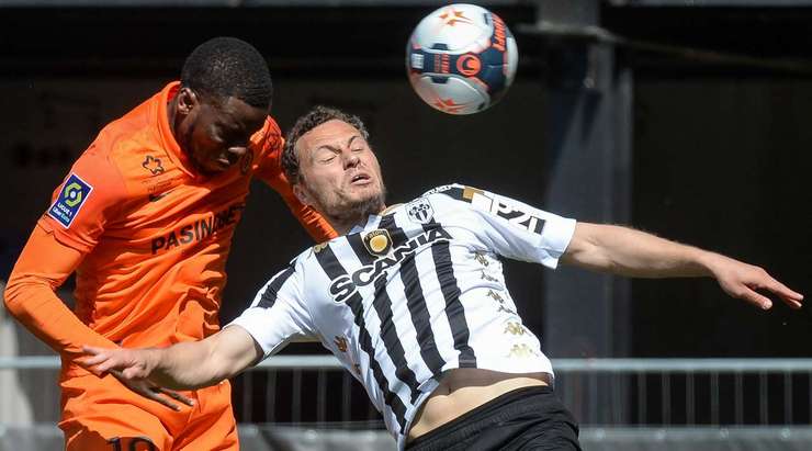 Stephy Mavididi (Montpellier) tìm thấy khoảng trống bên trong vòng cấm và ghi bàn với một cú đánh đầu hiểm hóc vào mé trong cột dọc bên trái, không cho thủ môn một cơ hội nào.