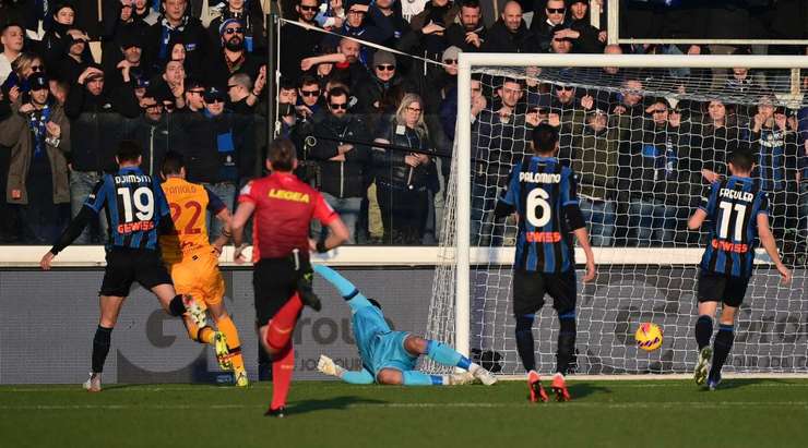 Một đường chuyền xé toang hàng phòng ngự đưa bóng đến chân Nicolo Zaniolo (AS Roma) trong vòng cấm và cầu thủ này đã không bỏ lỡ cơ hội! Anh sút bóng chuẩn xác vào góc thấp bên trái khung thành.