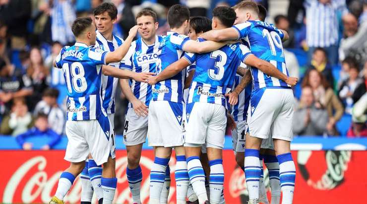 Vào! Takefusa Kubo (Real Sociedad) có đủ khoảng trống trong vòng cấm để đón một đường chuyền từ David Silva và dứt điểm gọn gàng vào góc thấp bên phải khung thành. 1:0.