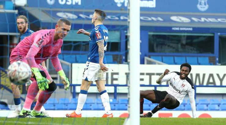 Vào! Matthew Olosunde (Rotherham) chớp cơ hội sau một tình huống bóng bật ra trong vòng cấm và đánh bại thủ môn với một cú sút vào góc thấp bên trái. Tỉ số đã được nâng lên: 1:1.