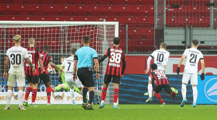Vào! Arne Maier (Augsburg) đã có mặt đúng lúc đúng chỗ để chộp lấy bóng bật ra trong vòng cấm, và anh ấy sút bóng thành bàn. Tỉ số là 2:1.