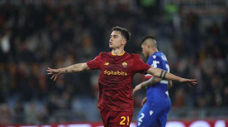 Vào! Paulo Dybala (AS Roma) giành chiến thắng trên chấm phạt đền bằng một cú sút không thể cản phá, vượt qua tầm với của thủ môn Nicola Ravaglia vào góc thấp bên trái.