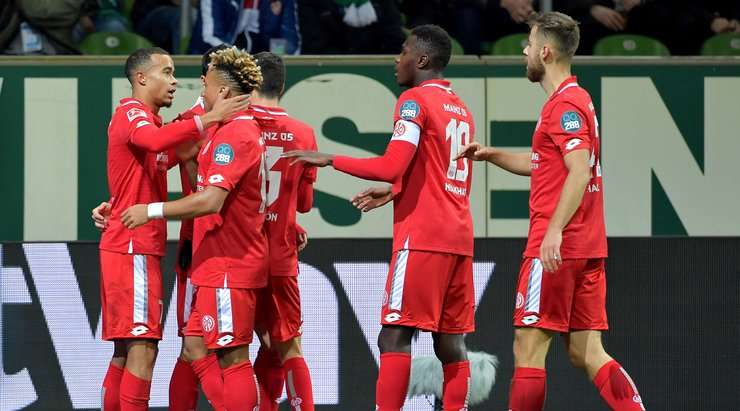 Robin Quaison (Mainz) nhận một đường chuyền sắc bén tại rìa vòng cấm và khống chế bóng một cách gọn gàng trước khi tung ra một cú sút đưa bóng vòng qua người thủ môn vào lưới.
