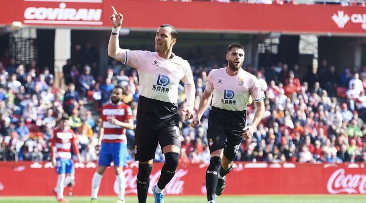Vào! Raul De Tomas (Espanyol) giành chiến thắng trên chấm phạt đền bằng một cú sút chìm không thể cản phá, vượt qua tầm với của thủ môn Rui Silva vào giữa khung thành.