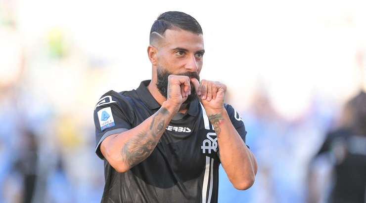 Vào! Daniele Verde (Spezia) là người nhanh nhất phản ứng với pha bóng bật ra và sút bóng vào lưới. Tỉ số là 0:1.
