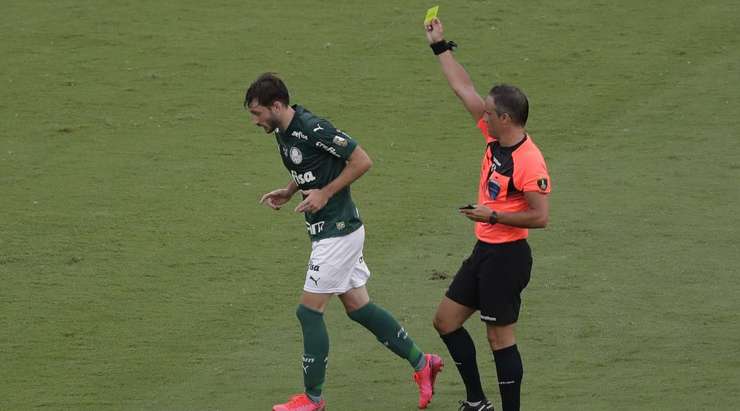 Matias Vina (Palmeiras) bị cảnh cáo bằng một chiếc thẻ vàng cho tình huống phạm lỗi trước đó.