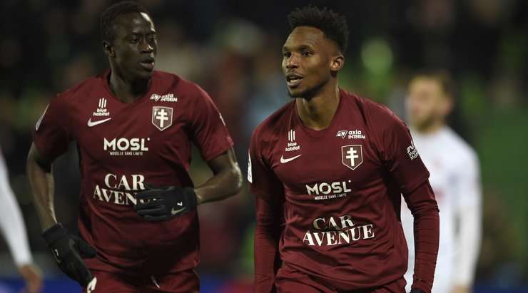 Fabien Centonze thực hiện một quả tạt bổng đẹp mắt vào vòng cấm, nơi Opa Nguette (Metz) bật cao đánh đầu vào ngay giữa khung thành, đánh bại thủ môn. Tỉ số được nâng lên 1:0.