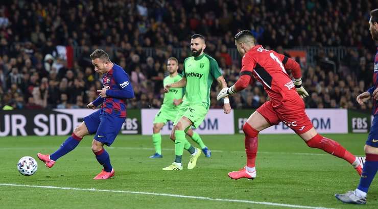 Vào! Bóng bật ra đến Arthur (Barcelona) và anh ấy tung cú sút từ cự li gần. Tỉ số là 4:0.